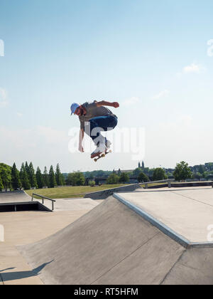 Junger Mann Eislaufen in Skate Park Stockfoto