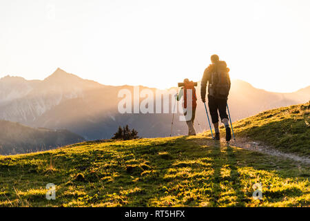 Paar wandern in den österreichischen Bergen Stockfoto