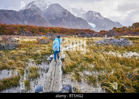 Argentinien, Patagonien, El Chalten, zwei Jungen wandern in Richtung Fitz Roy im Nationalpark Los Glaciares Stockfoto