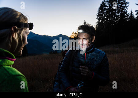 Paar Wandern in der Nacht, das Tragen von Scheinwerfer Stockfoto