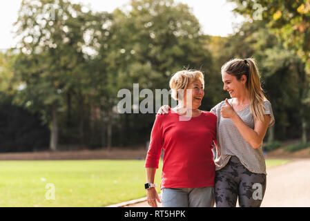 Enkelin und Oma Spaß, Joggen im Park Stockfoto
