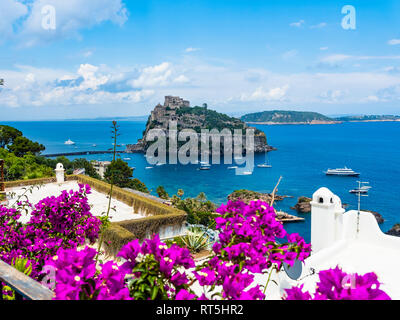 Italien, Kampanien, Neapel, Golf von Neapel, Ischia Insel, Burg Aragonese auf Rock Island Stockfoto