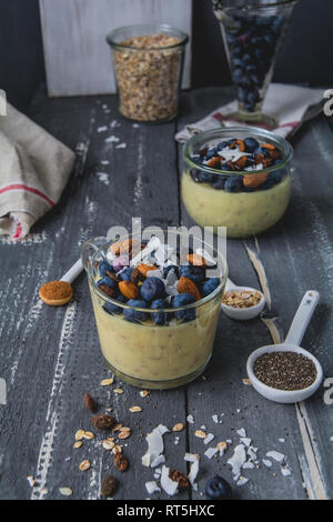 Pudding Pudding, Flocken Hafer, Dinkel, Blaubeere, Mandel, Chia Samen, Kokosraspeln, Kürbiskerne und Zimt Stockfoto