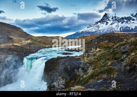 Chile, Torres del Paine Nationalpark, Cascada del Rio Paine, Salto Grande Wasserfall vor der Torres del Paine Massivs Stockfoto