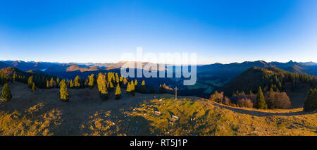 Deutschland, Bayern, Isarwinkel, Bayerische Alpen, Blick über Isartal, hohe Alp in der Nähe von Lenggries, Luftaufnahme mit Drone Stockfoto