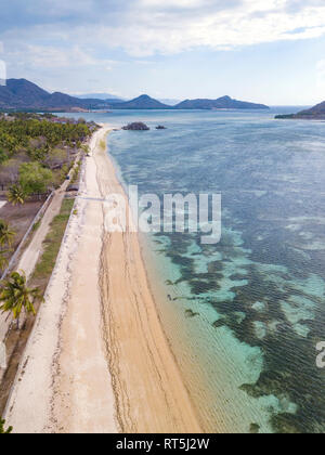 Indonesien, West Sumbawa, Kertasari, Luftaufnahme von Strand Stockfoto