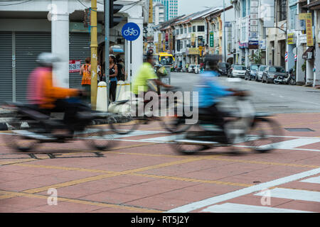 Schnelle Motorräder, die Beschleunigung des Verkehrs, Georgetown, Penang, Malaysia Stockfoto