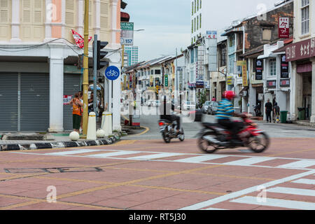 Schnelle Motorräder, die Beschleunigung des Verkehrs, Georgetown, Penang, Malaysia Stockfoto