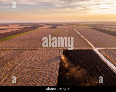 Serbien, Vojvodina. Traktor pflügen Feld am Abend Stockfoto