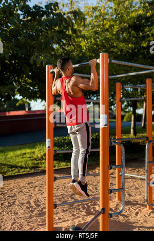 Passen mann Arbeiten in klettern Parcour, Zug tut USV Stockfoto