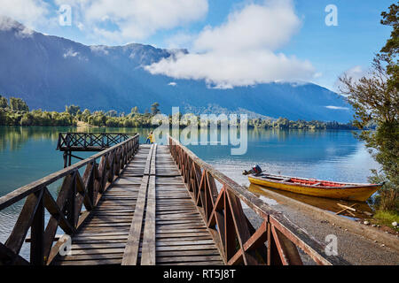 Chile Chaiten, Lago Rosselot, Frau sitzt auf der Mole im Abstand Stockfoto