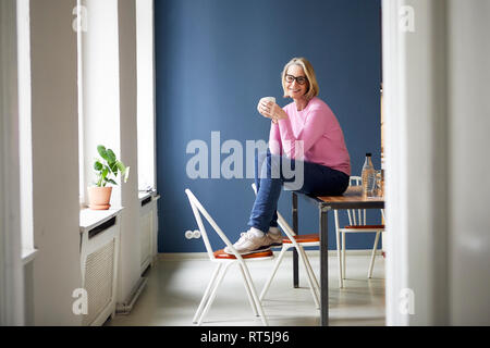 Portrait von zuversichtlich, reife Frau zu Hause Stockfoto