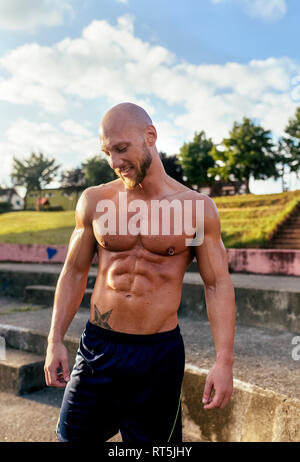 Portrait von lächelnden barechested muskulösen Mann im Freien Stockfoto