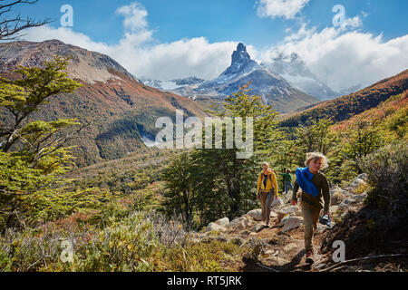 Chile, Cerro Castillo, Mutter mit zwei Söhnen auf eine Wanderung in den Bergen Stockfoto