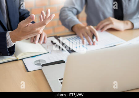 Die Unternehmer sprechen über Börse investieren Trading online Analyse ueber finanzielle Graph für Investitionszwecke Diskussion im Traders Büro Stockfoto