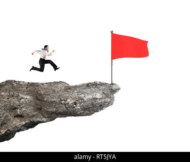 Mann laufen auf einer Klippe bei welligem roten Flagge auf weißem Hintergrund Stockfoto