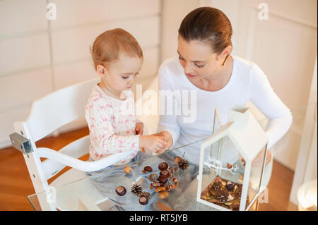 Mutter und Tochter herbstliche dekorative House zu Hause basteln. Stockfoto