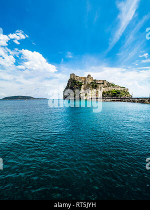 Italien, Kampanien, Neapel, Golf von Neapel, Ischia Insel, Castello Aragonese auf Rock Island Stockfoto