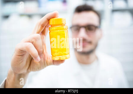 Nahaufnahme der Apotheker holding Pillenschachtel in der Pharmazie Stockfoto