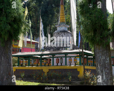 Gebetsmühlen und Stupa in einem Kloster, Kloster, Shanku Radhu Khandu Dorf, Sikkim, Indien Stockfoto