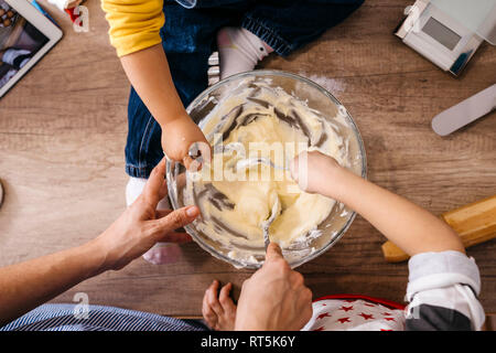 Mutter und Kinder Teig gemeinsam vorbereiten, Teilansicht Stockfoto