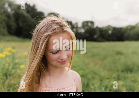 Porträt von blonden Mädchen in der Natur Stockfoto