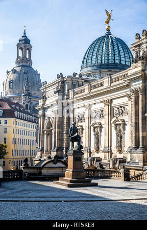 Deutschland, Dresden, Denkmal von Gottfried Semper, Akademie der bildenden Künste und der Kuppel der Kirche Unserer Lieben Frau Stockfoto