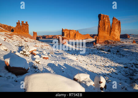 Drei Klatschbasen, Schafe Rock Turmbau zu Babel und die Orgel bei Sonnenaufgang im Winter, Arches National Park, Utah Stockfoto