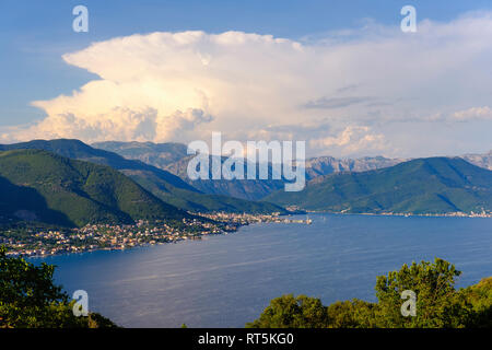 Herceg Novi, Montenegro, Bucht von Kotor, Blick von der Halbinsel Lustica, Baosici und Bijela Stockfoto