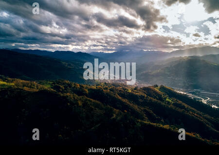 Spanien, Asturien, Berglandschaft und Sonnenstrahlen Stockfoto