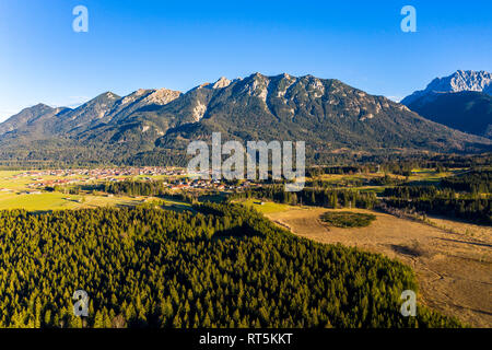 Deutschland, Bayern, Ostallgäu, Region Garmisch-Partenkirchen Krün, Luftaufnahme mit Alpen Stockfoto