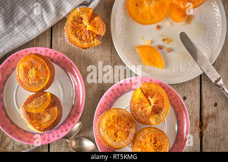Vorbereitung Muffins mit kandierten Orangenscheiben Stockfoto