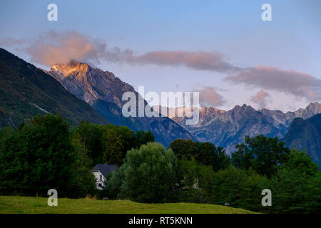 Slowenien, die Julischen Alpen, Triglav Gebirge, Soca Tal, in der Nähe von Bovec, Berg Vrh Krnice, versteckte Haus Stockfoto