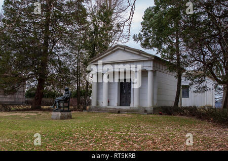 Die Mellon Familie Mausoleum mit einer Skulptur von Vater und Tochter im Homewood Cemetery in Pittsburgh, Pennsylvania, USA Stockfoto