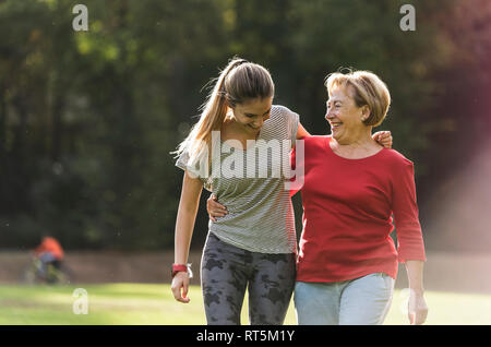 Enkelin und Oma Spaß, Joggen im Park Stockfoto