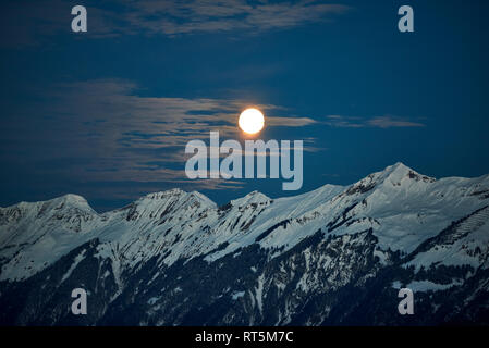 Schweiz, Bern, Hasliberg, Mond über schneebedeckte Berge Stockfoto