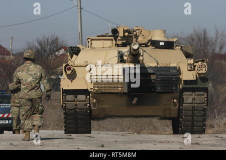 MIHAIL KOGALNICEANU AIR BASE, Rumänien (Feb. 25, 2019) - Soldaten aus Unternehmen C mit 1St Bataillon, 16 Infanterie Regiment (1-16), 1st Armored Brigade Combat Team, 1.Infanterie Division Tanks bei Capu Tonträger, Rumänien entladen. Die Ankunft der Fahrzeuge fördert die 1-16 die Fähigkeit, ihre Mission zu erfüllen, während in Osteuropa eingesetzt. Die 1-16 ist in Fort Riley, Kansas und ist derzeit in der Unterstützung der Atlantischen Lösung bereitgestellt. (U.S. Armee Foto von SPC. Yon Trimble) Stockfoto