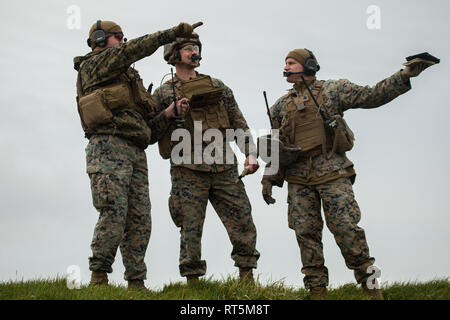 Us-Marines mit Marine Rotational Force-Europe 19.1 und Special Purpose Marine Air-Ground Task Force-Crisis Response-Africa 19.1, Marine Kräfte in Europa und in Afrika, die während der Übung Sherman Schwert in Holbeach, England, Februar 18, 2019 kommunizieren. Übung Sherman Schwert ist eine bilaterale Übung, besteht aus US Marine gemeinsame Endgerät angreifen Controller Durchführung schließen - Luft - Support Schulung mit der britischen Royal Air Force Piloten. (U.S. Marine Corps Foto von Cpl. Nghia Tran) Stockfoto