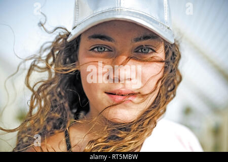 Portrait von Mädchen mit Kappe Stockfoto