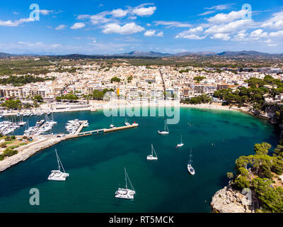 Spanien, Balearen, Mallorca, Porto Cristo, Cala Manacor, Küste mit Villen und natürlichen Hafen Stockfoto