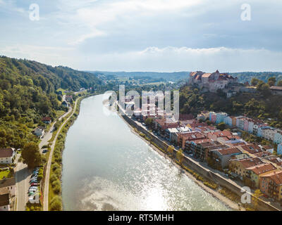 Deutschland, Bayern, Burghausen, Stadt Blick auf Altstadt und Schloss, am Fluss Salzach Stockfoto