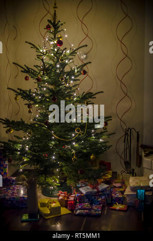 Weihnachtsbaum und Geschenke Stockfoto