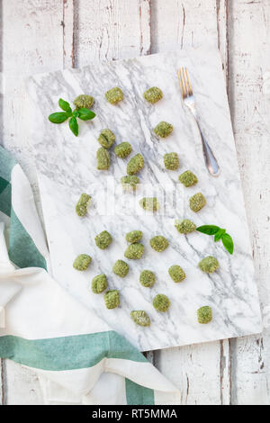 Spinat Basilikum Gnocchi auf Marmor Stockfoto