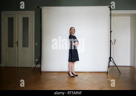 Portrait von zuversichtlich, reife Frau auf Leinwand posing Stockfoto