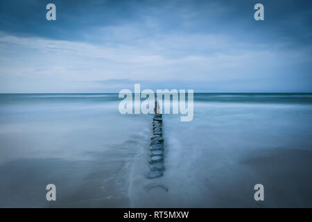 Deutschland, Mecklenburg-Vorpommern, Zingst, Strand am Abend, Wellenbrecher Stockfoto