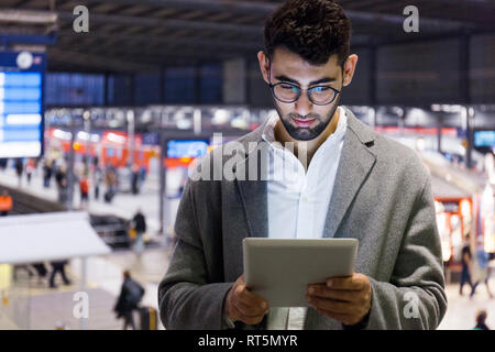 Deutschland, München, junger mit digitalen Tablet am Hauptbahnhof Geschäftsmann Stockfoto