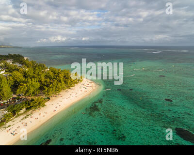 Mauritius, Südwestküste, Blick auf den Indischen Ozean, Le Morne, Strand, Segeln, Kite Surfer und Boarder Stockfoto