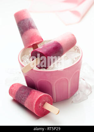 Gefrorener Joghurt am Stiel Stockfoto