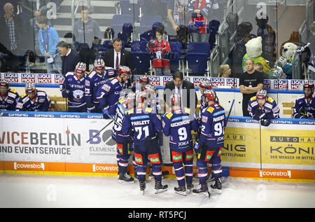 BERLIN, DEUTSCHLAND - 22. SEPTEMBER 2017: Time-out Eisbaren Berlin Team. Head Coach Uwe Krupp unter den Spielern. Die Deutsche Eishockey Liga (DEL) Spiel Aga Stockfoto