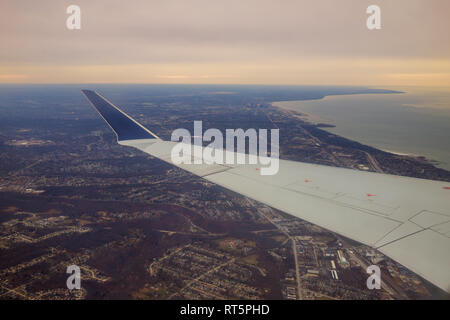 Winglet in abgestuften dunklen blauen Himmel mit Blick auf die große Stadt unten in Cleveland, Ohio. Stockfoto